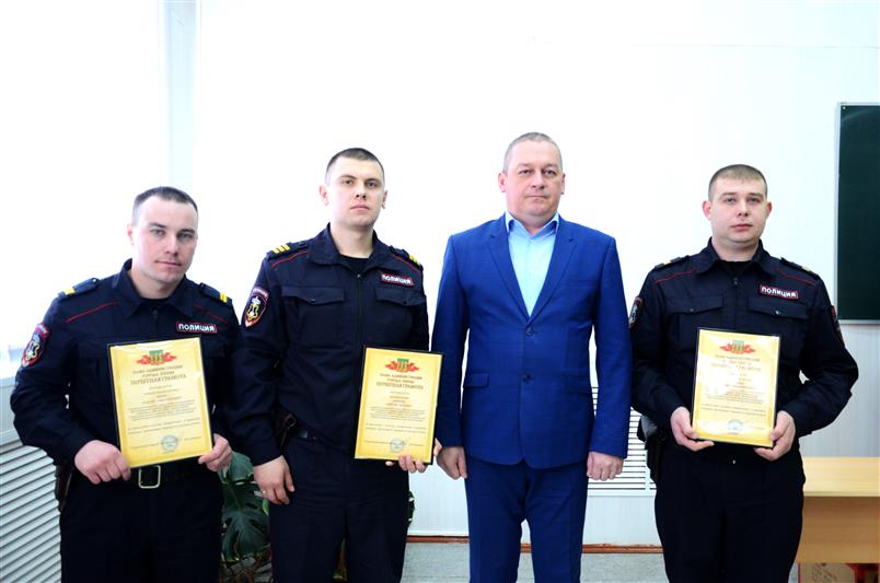 Пензенским росгвардейцам вручили почётные грамоты за спасение человека