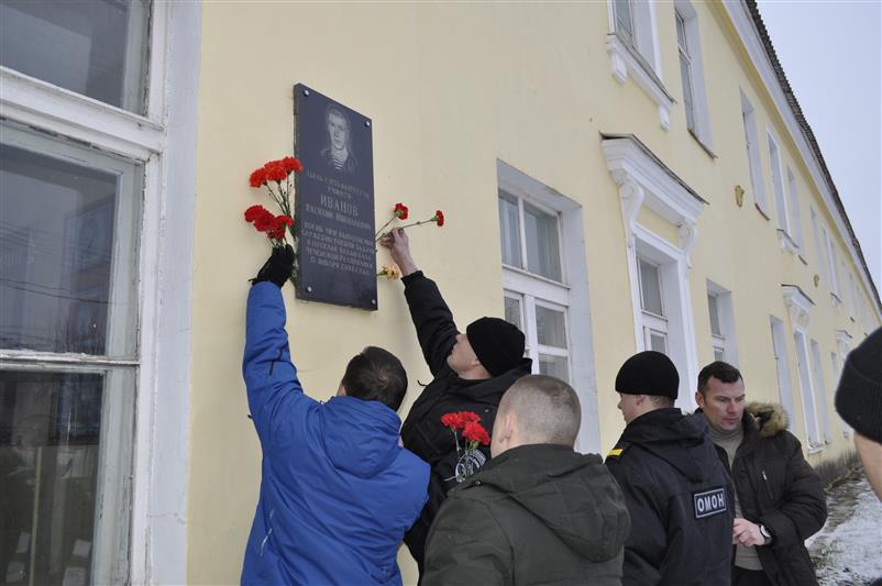 Сотрудники новгородского ОМОНа почтили память погибшего товарища