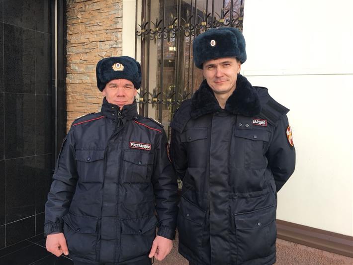 В Кузбассе росгвардейцы спасли малышей, которые босиком вышли на мороз в поисках мамы