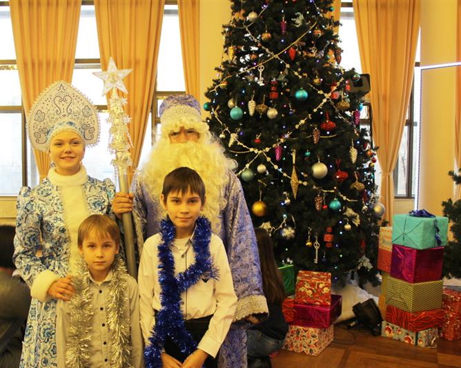 В Воронеже дети сотрудников Росгвардии побывали на традиционной новогодней губернаторской елке 