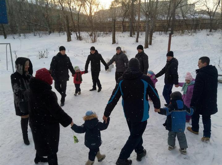 Военнослужащие Уральского округа Росгвардии поздравили ребятишек детских домов г. Новоуральска с Новым годом