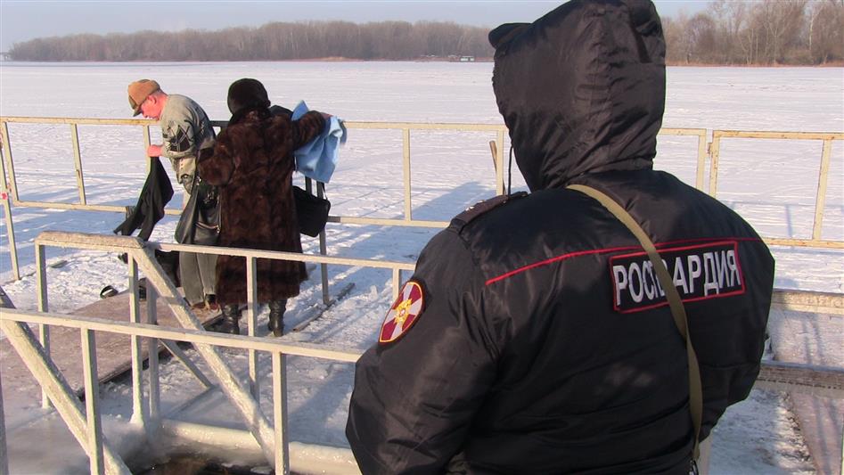 Сотрудники Росгвардии совместно с полицейскими обеспечили правопорядок во время празднования Крещения Господня в городах Поволжья