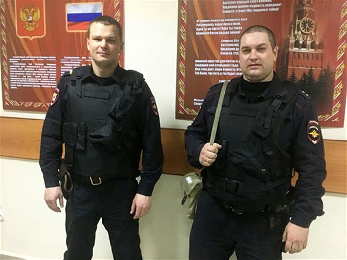 В Красноярске сотрудники Росгвардии спасли двух женщин из горящей квартиры 