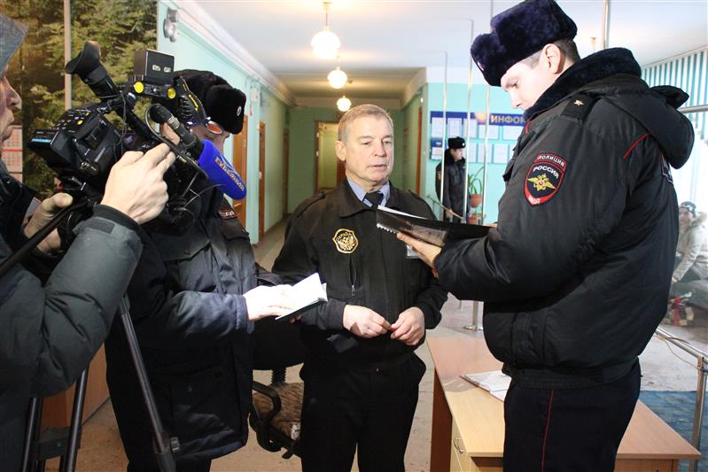 Журналисты Приволжья освещают процесс проверки сотрудниками Росгвардии уровня безопасности образовательных учреждений 