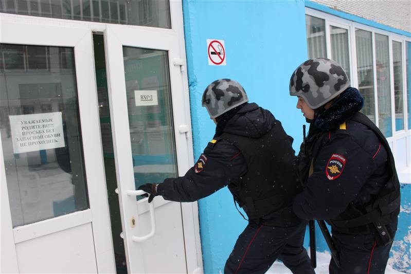 Журналисты Приволжья освещают процесс проверки сотрудниками Росгвардии уровня безопасности образовательных учреждений 