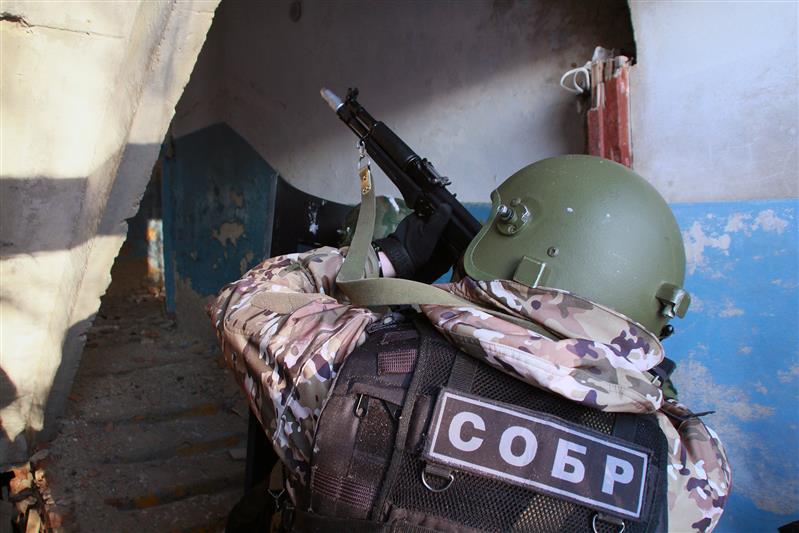 Сотрудники саратовского СОБРа оказали силовую поддержку полицейским при задержании гражданина, находившегося в международном розыске