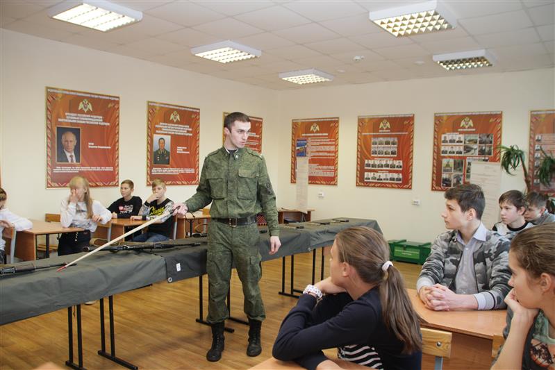 В Нижнем Новгороде военнослужащие Росгвардии провели занятие по огневой подготовке с воспитанниками кадетского класса