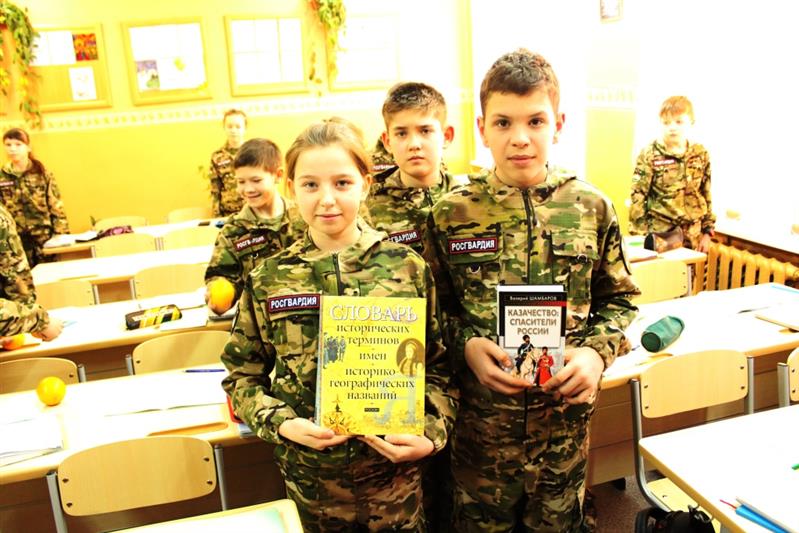 В Калининградской области сотрудники Росгвардии провели Урок мужества с кадетами из подшефного класса