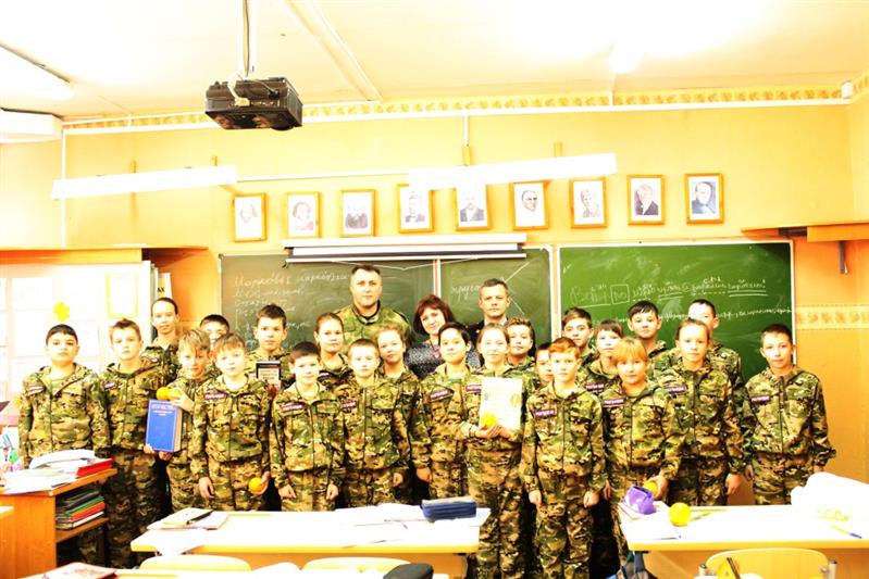 В Калининградской области сотрудники Росгвардии провели Урок мужества с кадетами из подшефного класса