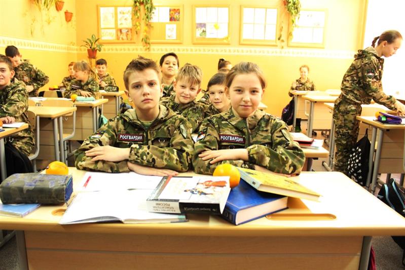 В Калининградской области сотрудники Росгвардии провели Урок мужества с кадетами из подшефного класса