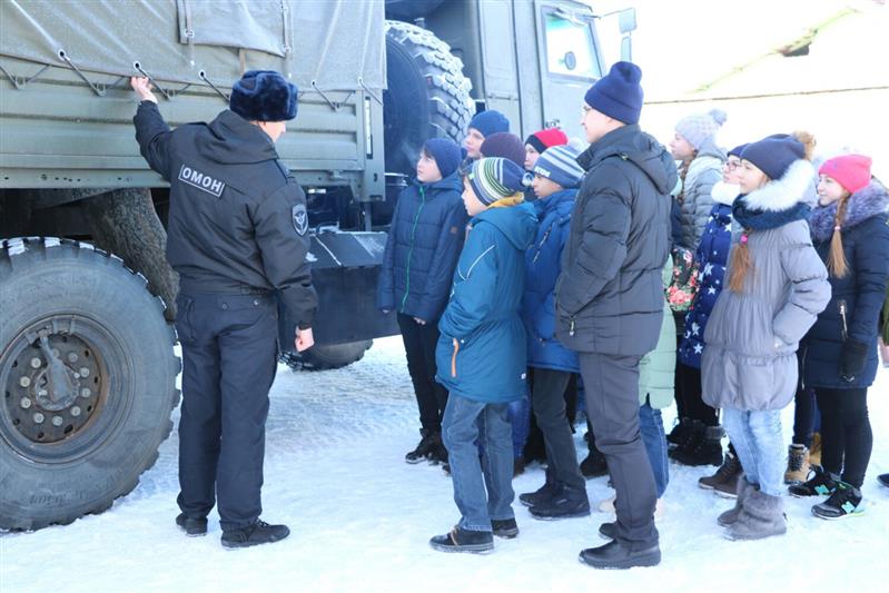 Бойцы ОМОНа на транспорте Управления Росгвардии по Свердловской области провели Урок мужества для школьников 