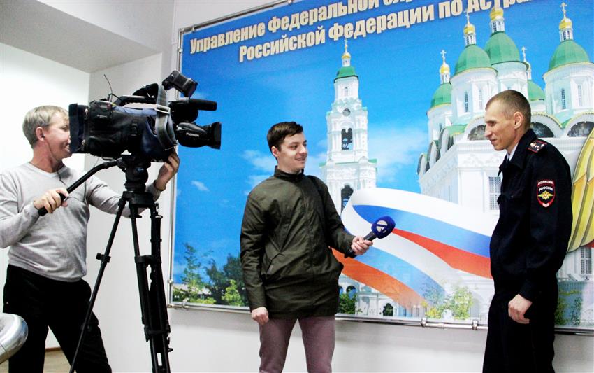 Сотрудники Управления Росгвардии по Астраханской области поздравили журналистов регионального телеканала с профессиональным праздником