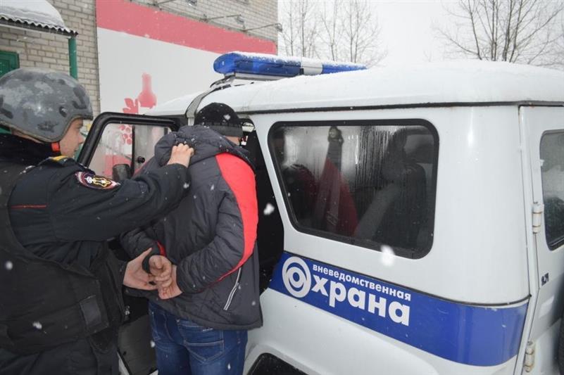 В Архангельской области сотрудники Росгвардии задержали мужчину, пытавшегося проникнуть в офис кредитной организации