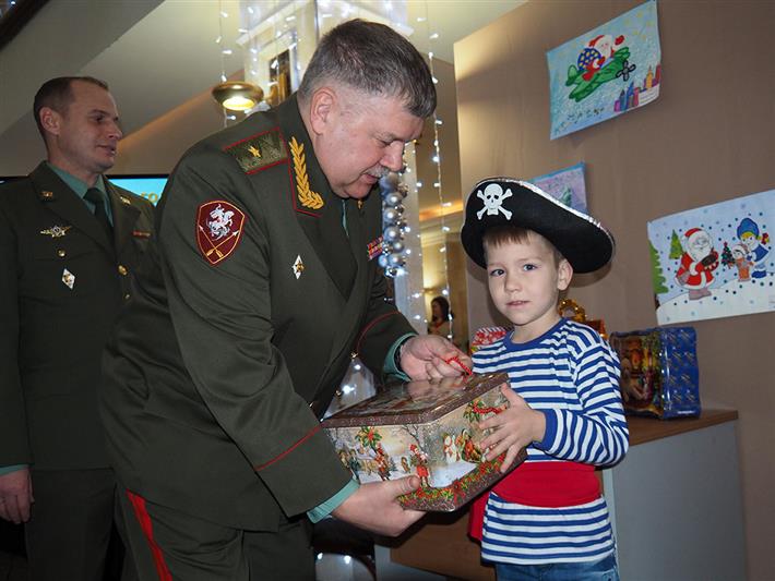 На новогоднем празднике для детей военнослужащих и сотрудников Сибирского округа войск национальной гвардии Российской Федерации подведены итоги конкурса детского рисунка