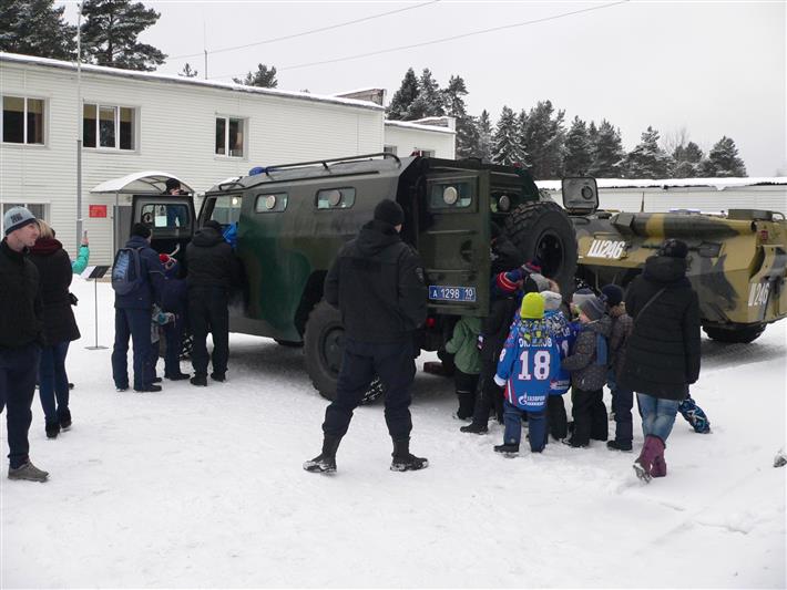 Юные хоккеисты побывали в расположении карельского ОМОНа 