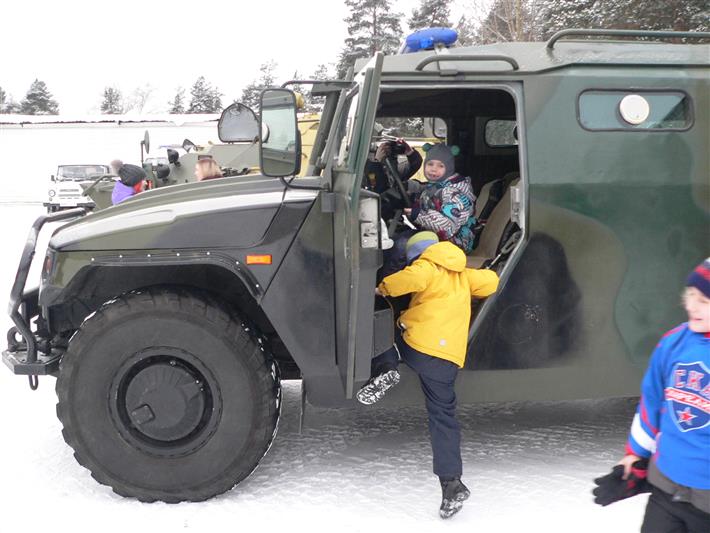 Юные хоккеисты побывали в расположении карельского ОМОНа 