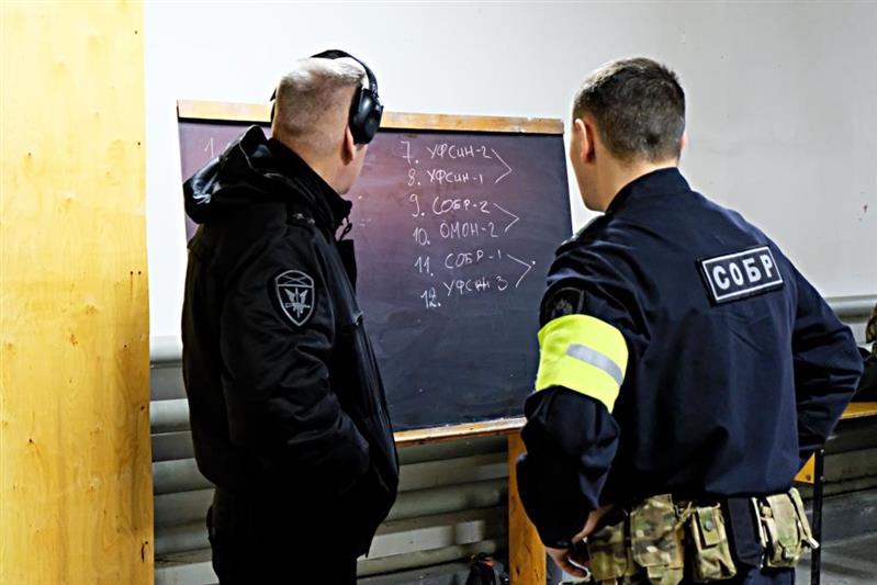 В Якутске состоялось первенство по стрельбе из пистолета среди сотрудников правоохранительных органов, посвященное памяти Героя России Александра Рыжикова
