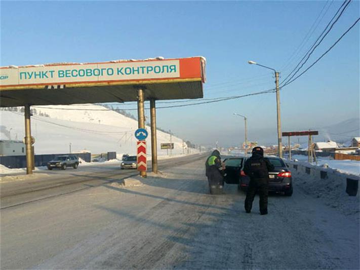 ОМОН Росгвардии Бурятии оказывает силовую поддержку сотрудникам полиции на федеральной трассе М-55