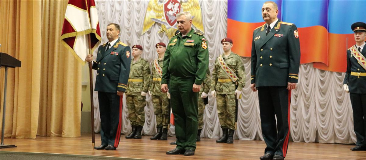 Генерал-полковник Олег Борукаев вручил личный штандарт командующего Уральским округом генерал-лейтенанту Александру Попову