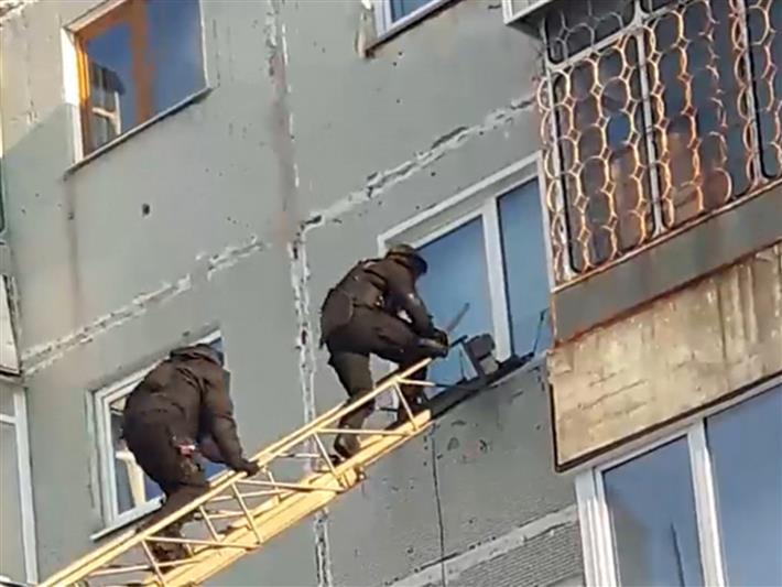 В Кузбассе бойцы ОМОНа Росгвардии взяли штурмом квартиру наркоторговца