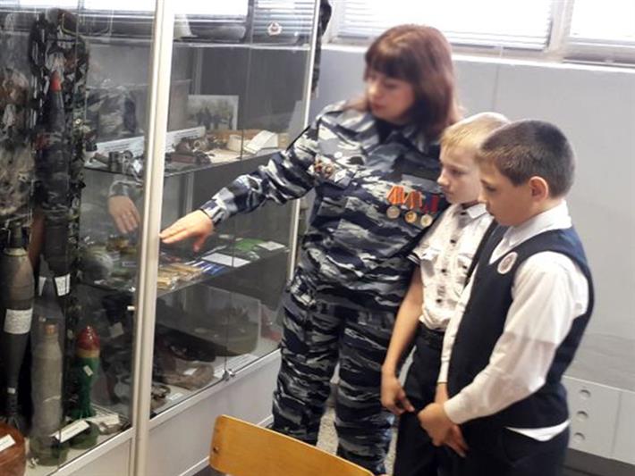 В Новокузнецке бойцы ОМОНа вместе со школьниками открыли новую  экспозицию, посвященную погибшему сотруднику