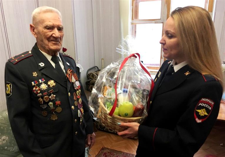 Росгвардейцы в Волгограде навестили ветеранов Великой Отечественной войны 