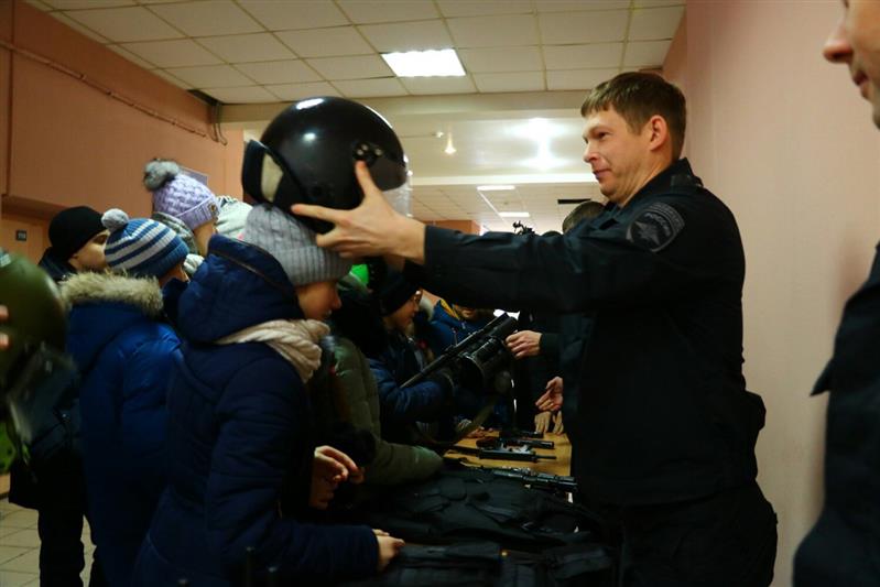Бойцы ОМОНа на транспорте Управления Росгвардии по Свердловской области провели Урок мужества для школьников