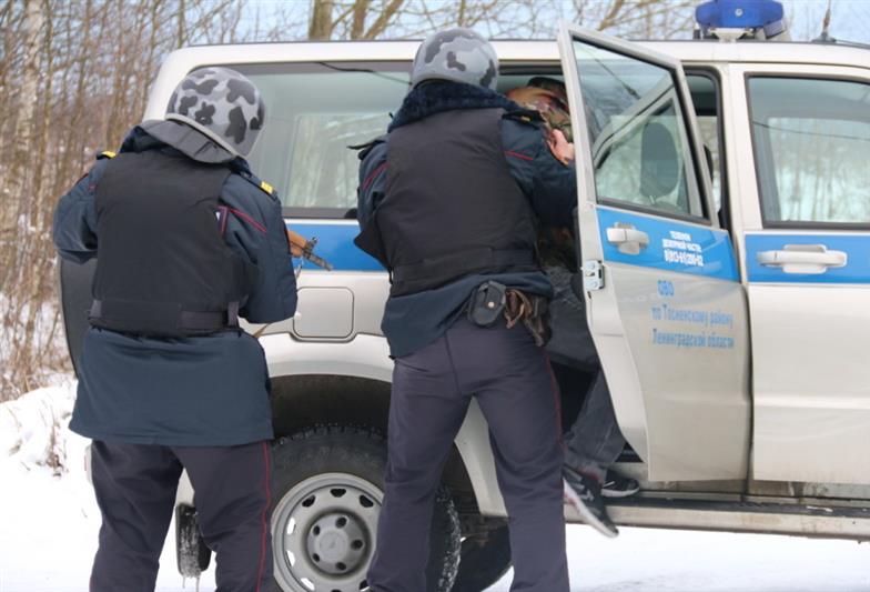 Росгвардейцы задержали расхитителя муниципальной собственности, оставившего без телефонной связи три многоквартирных дома в Колпино