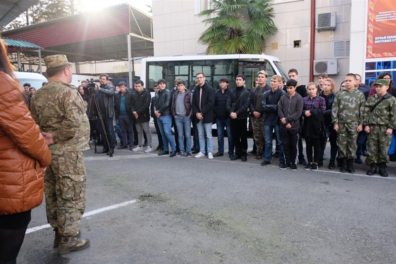В Краснодарском крае отряды мобильные особого назначения открыли свои двери для студентов и школьников