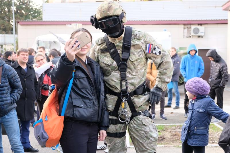 В Краснодарском крае отряды мобильные особого назначения открыли свои двери для студентов и школьников