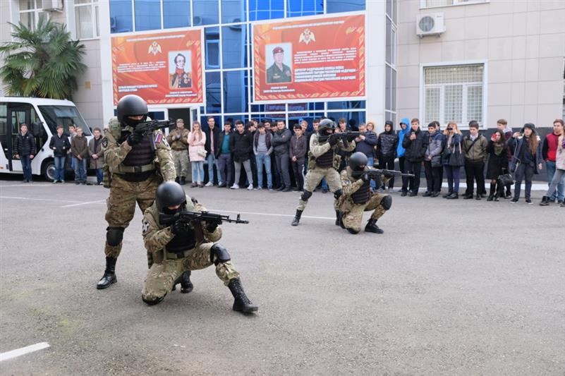 В Краснодарском крае отряды мобильные особого назначения открыли свои двери для студентов и школьников