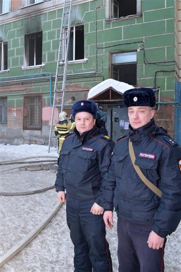 Мурманские росгвардейцы совместно с пожарными вынесли женщину из горящего здания