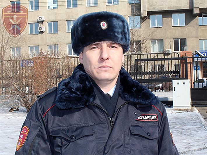 В Забайкалье сотрудник вневедомственной охраны Росгвардии спас пенсионерку и четырехлетнего ребенка во время пожара 