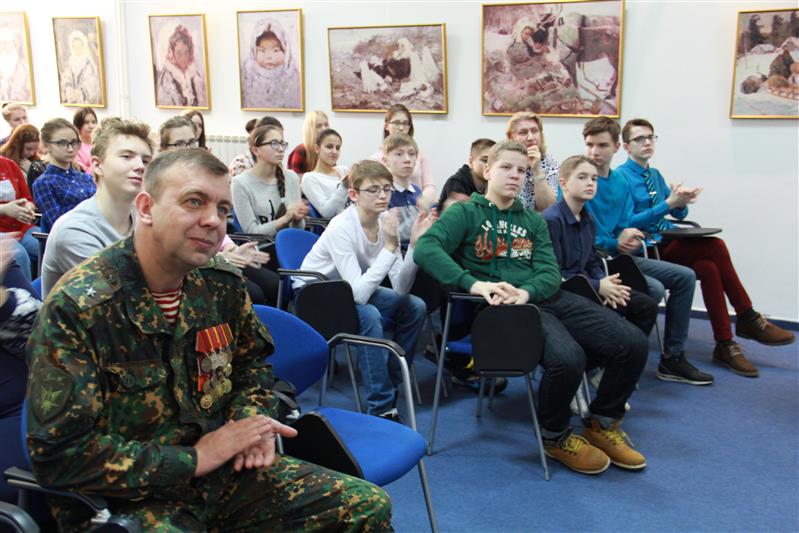Росгвардейцы Югры рассказали одаренным детям о своем боевом пути
