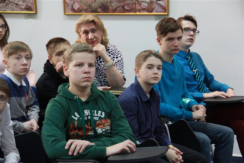 Росгвардейцы Югры рассказали одаренным детям о своем боевом пути