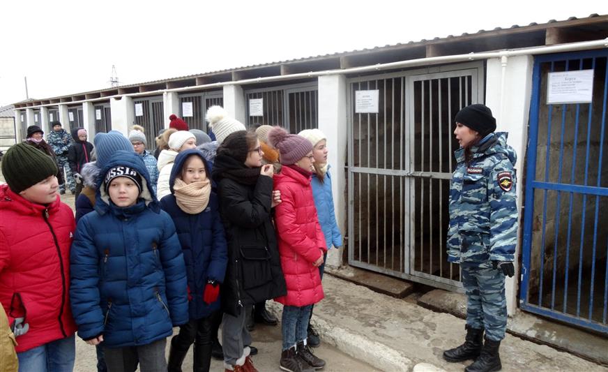 В Астрахани росгвардейцы познакомили школьников с работой кинологов
