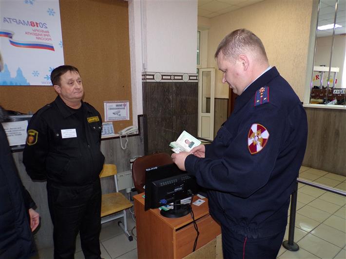 Росгвардейцы проверяют организацию охраны в школах Зауралья