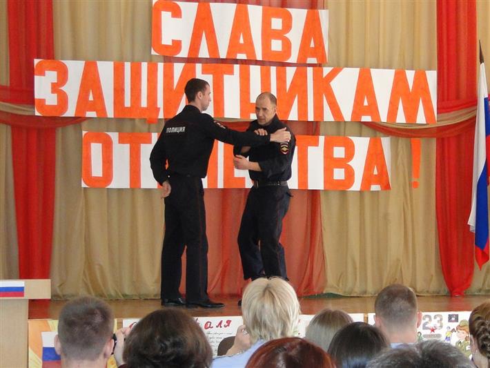 Сотрудники вневедомственной охраны Росгвардии провели Урок мужества в одной из школ Владивостока