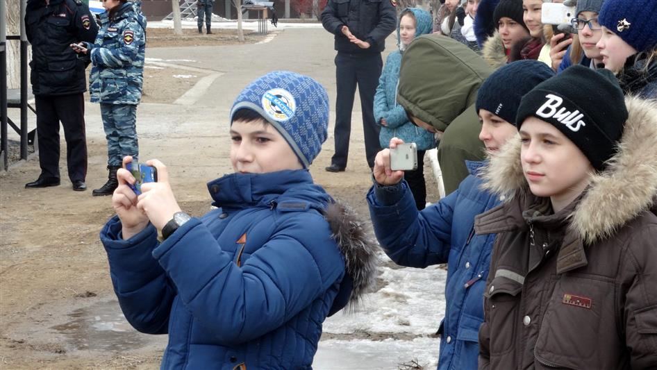 В Астрахани росгвардейцы познакомили школьников с работой кинологов