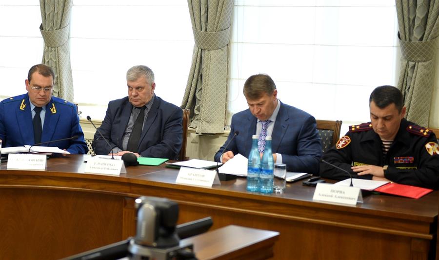 В Майкопе начальник Отдела Росгвардии рассказал о работе сотрудников подразделения по обеспечению безопасности в учебных учреждениях