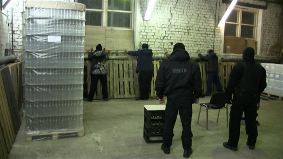 В Оренбурге при силовой поддержке ОМОНа пресечена деятельность подпольного цеха по производству алкоголя