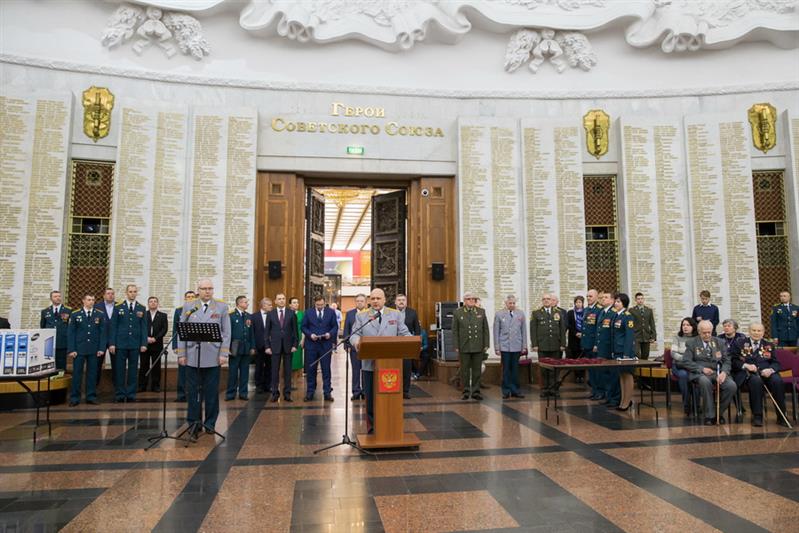 Cтатс-секретарь – заместитель директора Росгвардии генерал-полковник Сергей Захаркин вручил отличившимся военнослужащим и сотрудникам государственные награды