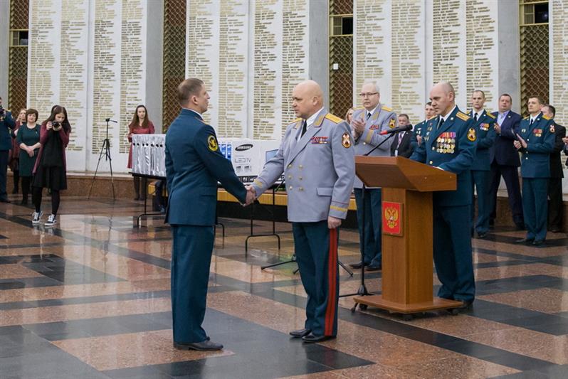 Cтатс-секретарь – заместитель директора Росгвардии генерал-полковник Сергей Захаркин вручил отличившимся военнослужащим и сотрудникам государственные награды