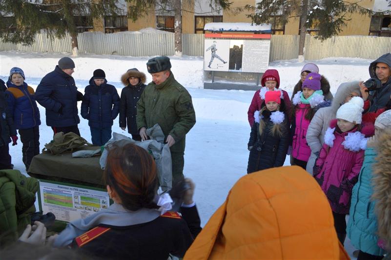 Военнослужащие воинских частей Росгвардии, расположенных в городе Казани, провели Уроки мужества для студентов и школьников 