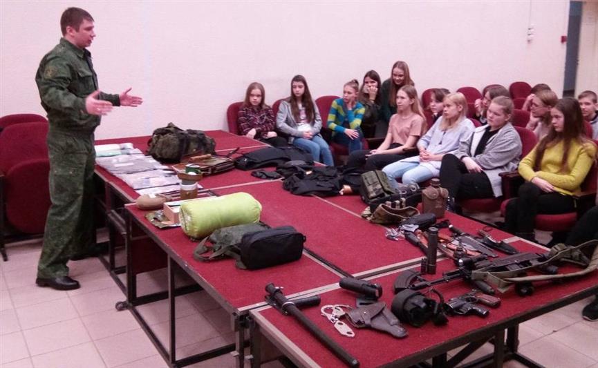 В Петрозаводске военнослужащие и сотрудники Росгвардии провели Урок мужества для школьников 