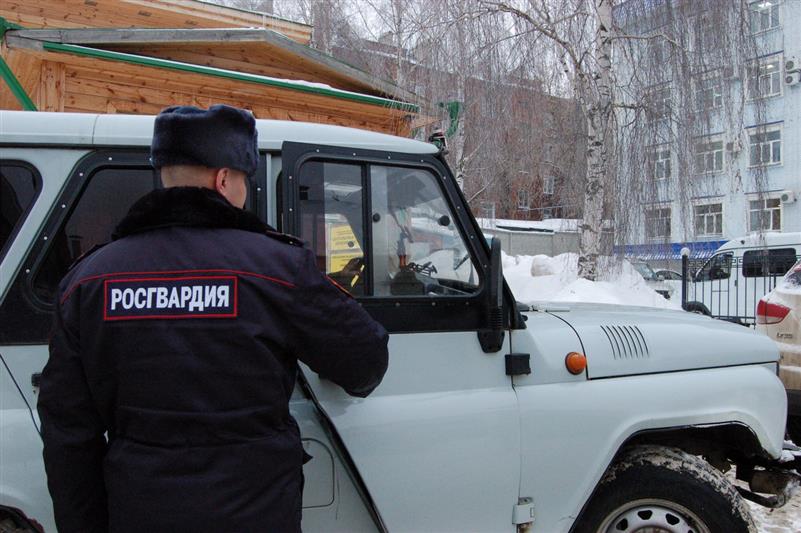 В Кирове сотрудники Росгвардии помогли попавшему в беду инвалиду