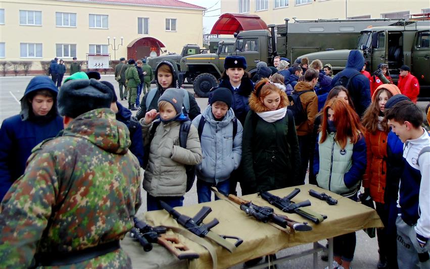 Военнослужащие астраханского отдельного батальона оперативного назначения Южного округа Росгвардии провели День открытых дверей для подростков 