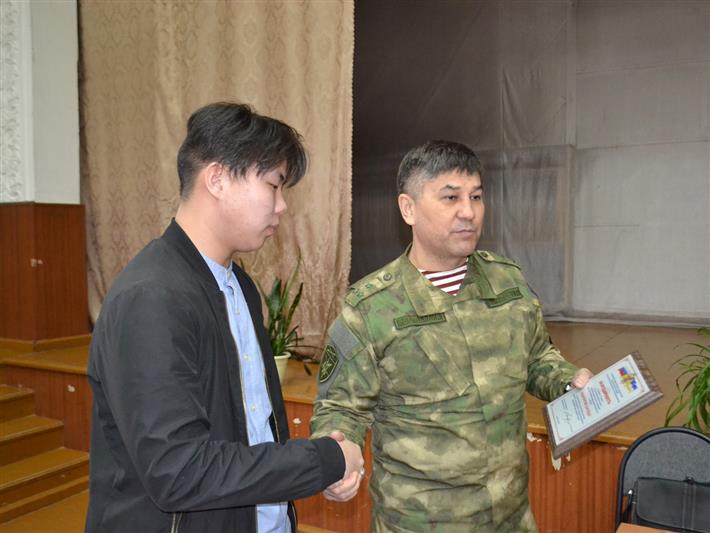 В Бурятии награжден школьник, спасший детей при вооруженном нападении (видео)