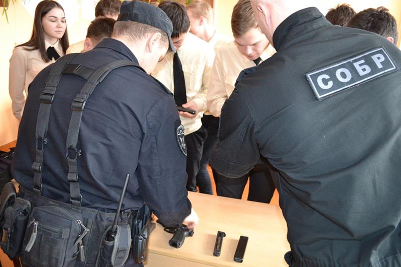 Офицеры СОБР провели Уроки мужества для учеников общеобразовательных школ Архангельска и Северодвинска