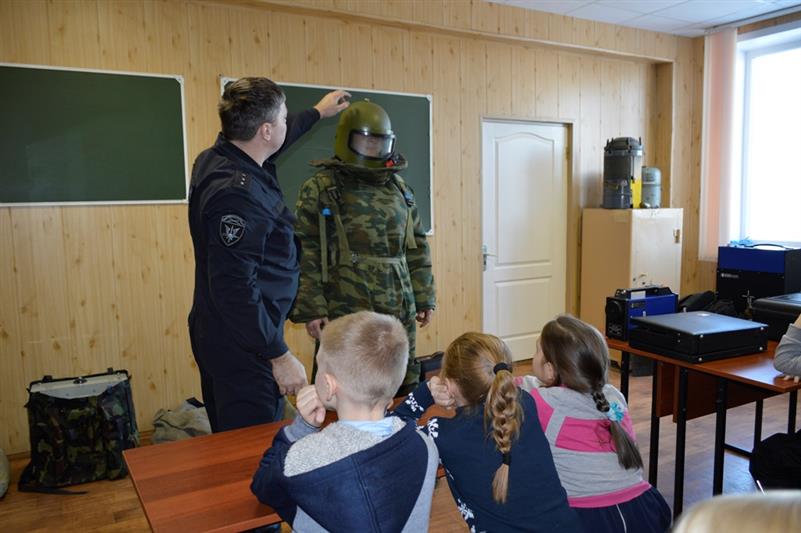 Архангельские росгвардейцы провели уроки Мужества для учеников местных общеобразовательных школ